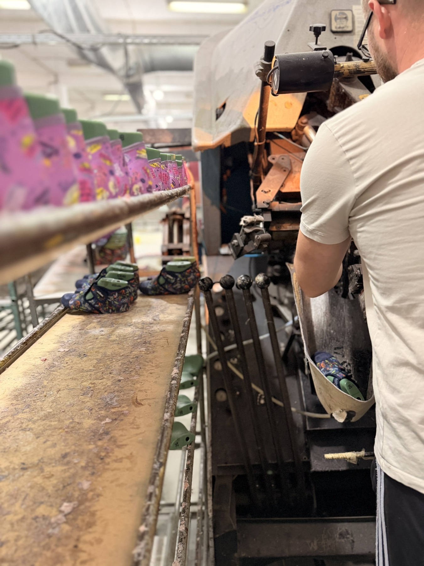 Press machine preparing shoe components