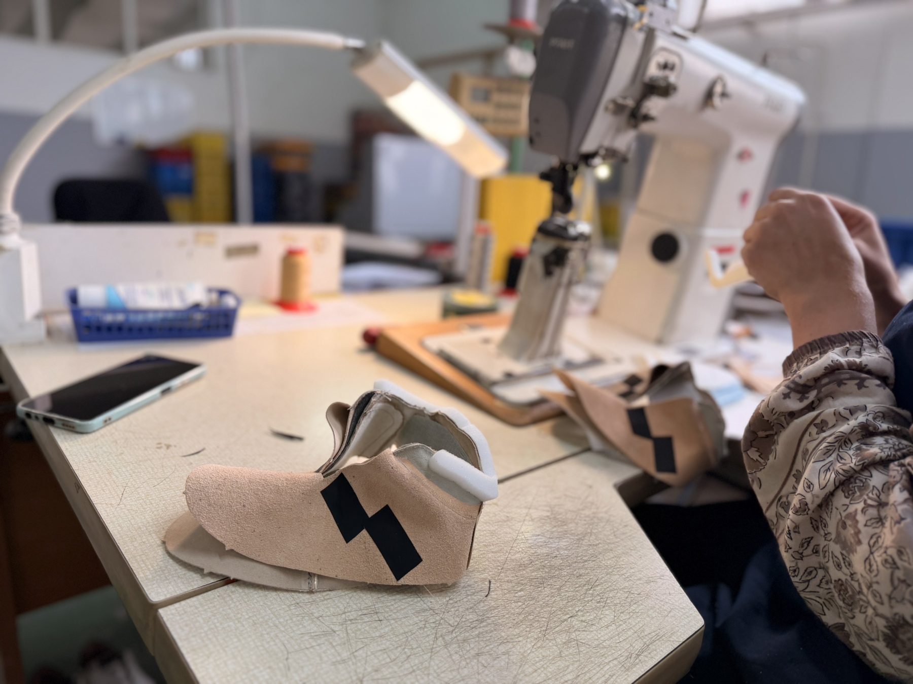 Shoe upper preparation at a production workstation